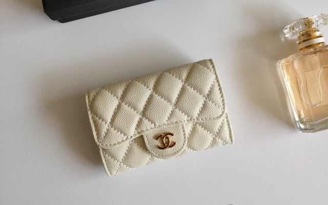 通勤で使いやすいCHANELの財布を写真で確認