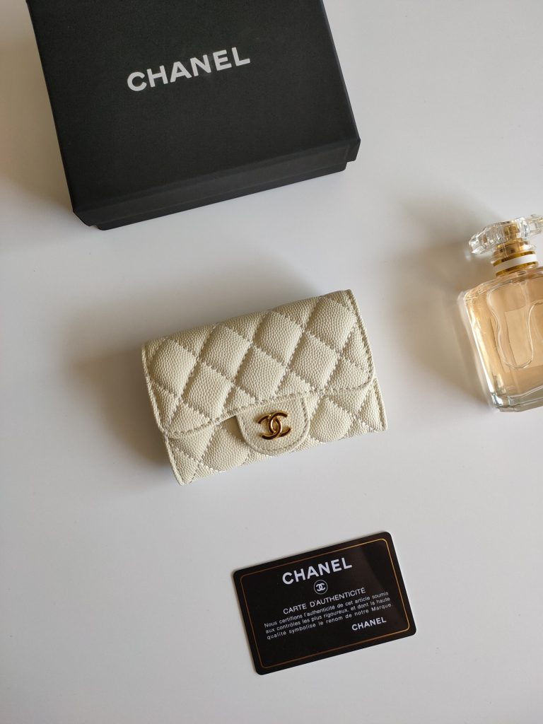 通勤で使いやすいCHANELの財布を写真で確認