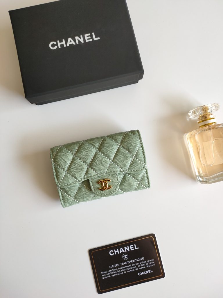 夜の外出に持つなら開け閉めも見たいCHANELの財布