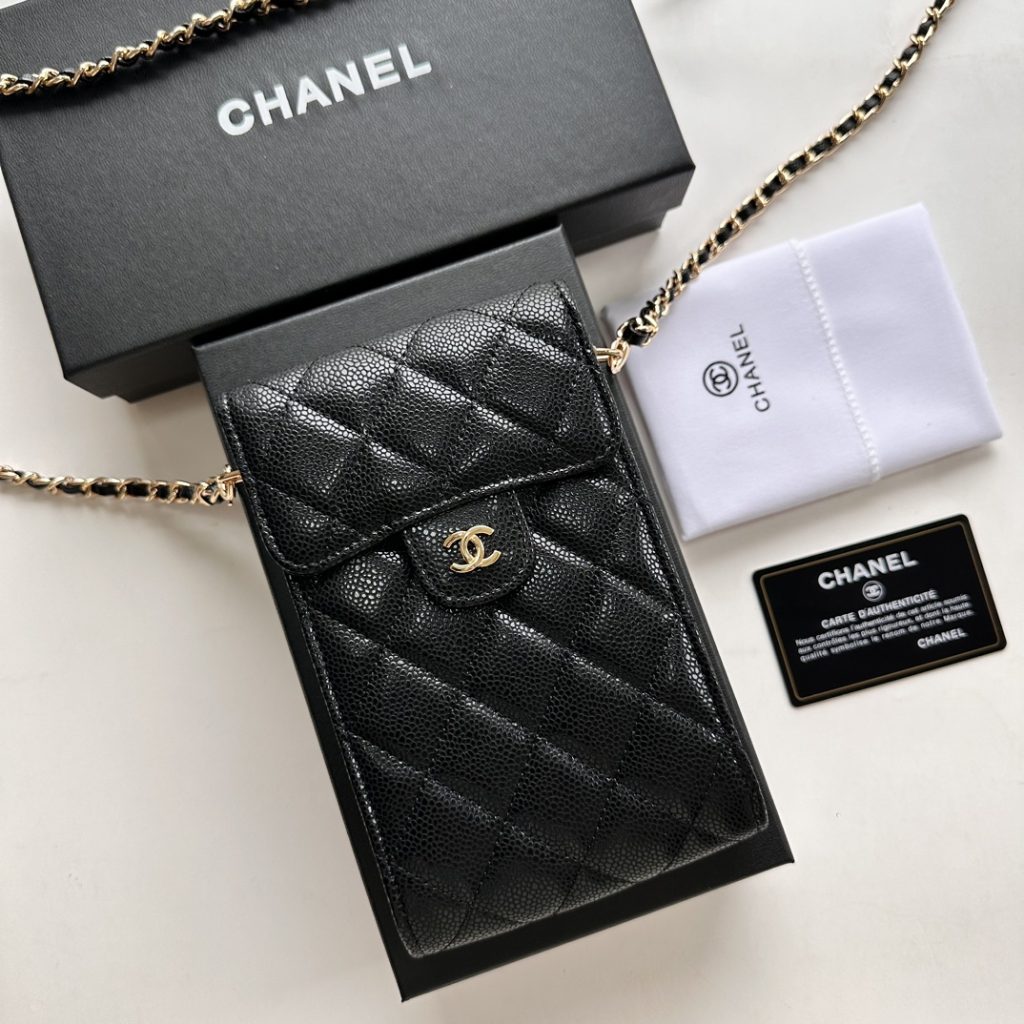 友人と会う日の服に合わせるならCHANELの財布は雨の日の扱いやすさ重視