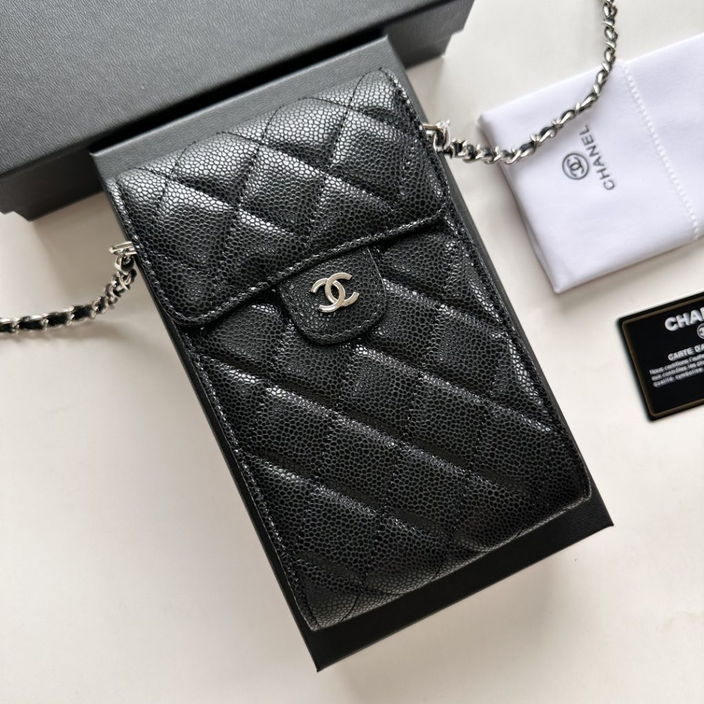 通勤や旅行に持ちたいCHANELの長財布、写真で見る黒と金具の上品さ