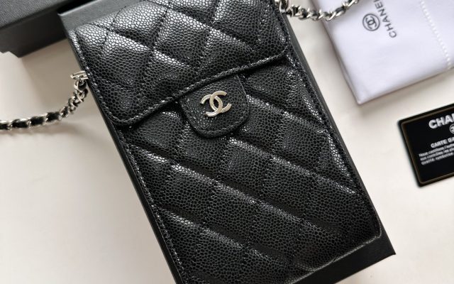 通勤で使いやすいCHANELの財布を写真で確認