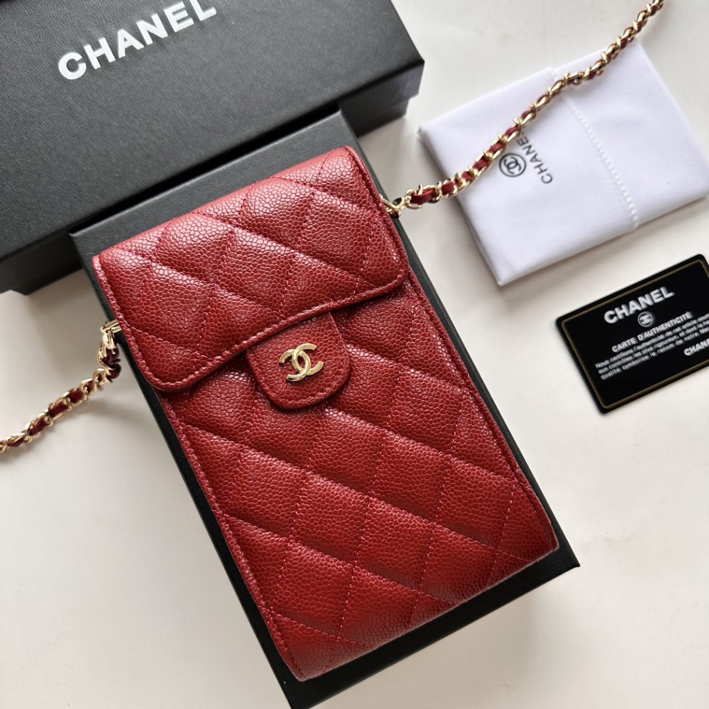 夜の外出で使うCHANELの財布はロゴの見え方が気になる
