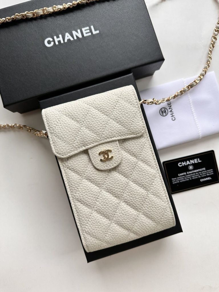 通勤で使いやすいCHANELの財布を写真で確認