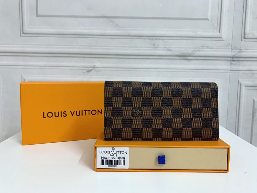 通勤で使いやすいLOUIS VUITTONの財布を写真で確認
