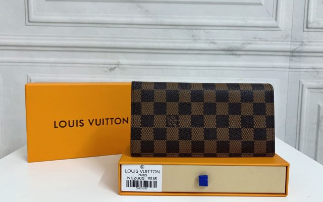 通勤で使いやすいLOUIS VUITTONの財布を写真で確認