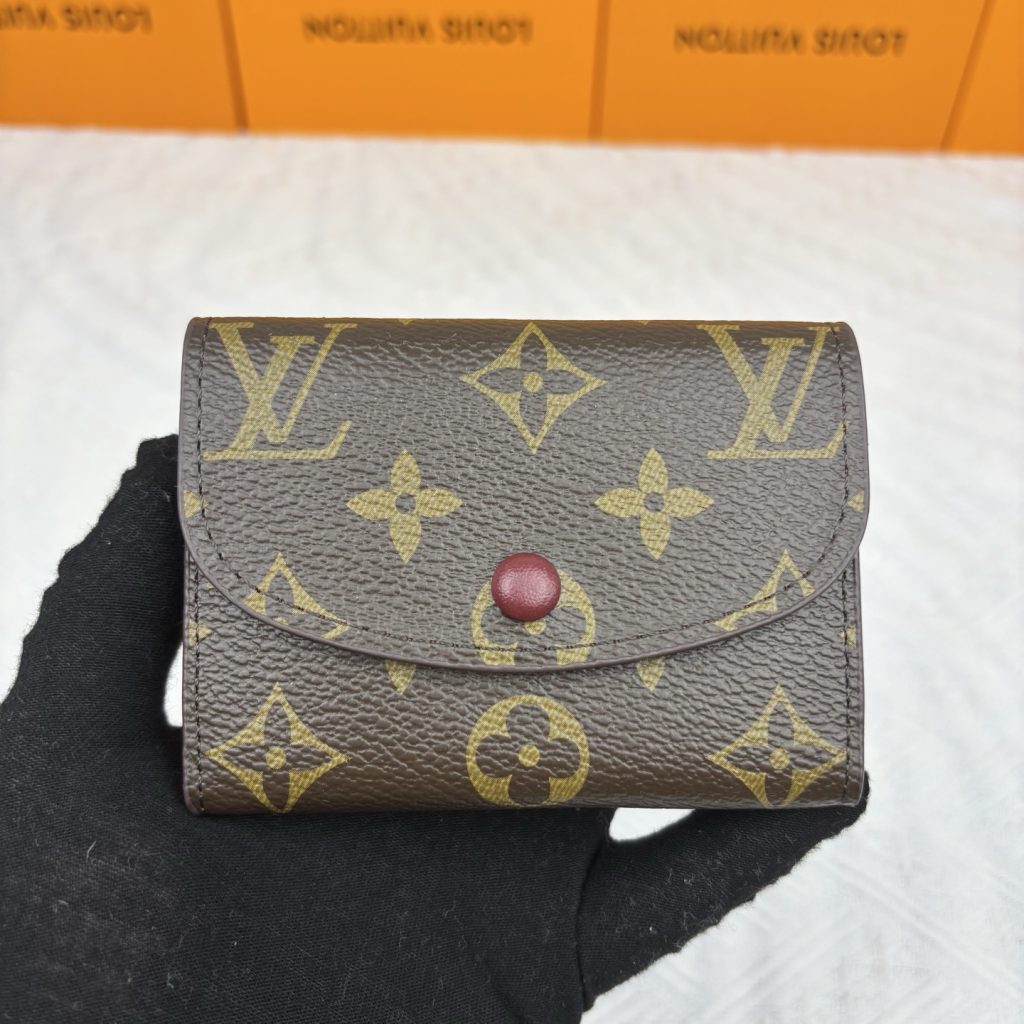 ルイ・ヴィトンのモノグラム長財布｜コインホルダー付きで上品な実用性