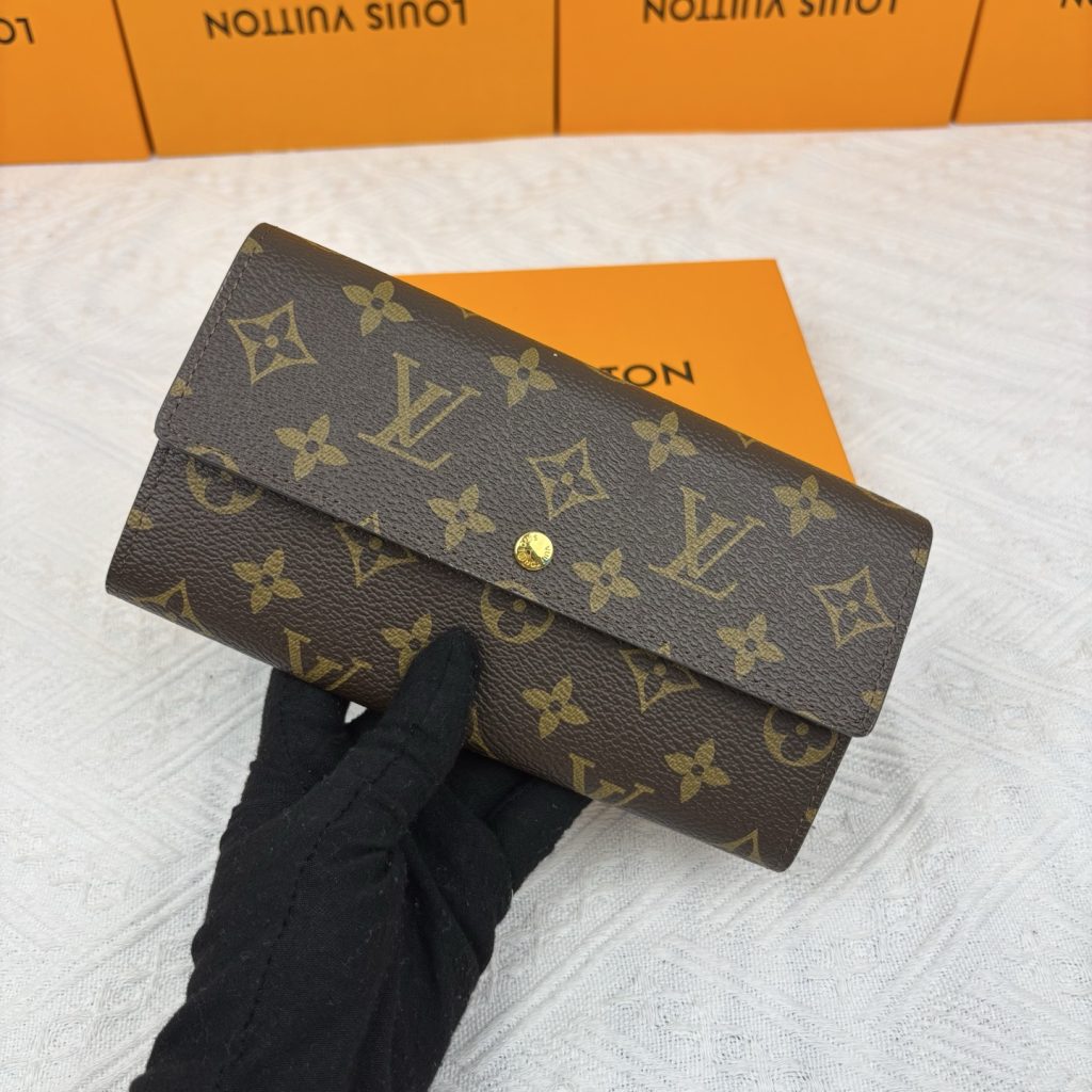 駅まで歩く日の服に合わせるならLOUIS VUITTONの財布は色の沈み方重視