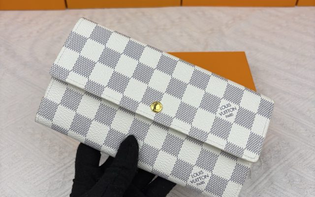 通勤で使いやすいLOUIS VUITTONの財布を写真で確認