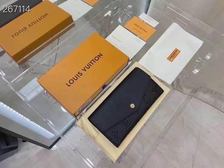 通勤で使うモノグラム長財布、写真で見る色味と収納