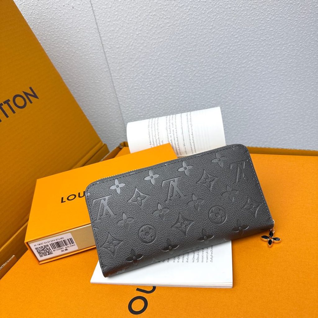 LOUIS VUITTONの財布は財布とスマホを入れてから考える