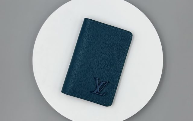 通勤で使いやすいLOUIS VUITTONの財布を写真で確認
