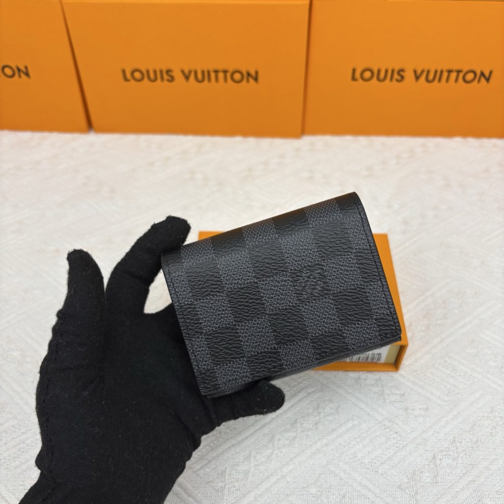 LOUIS VUITTONの財布は価格・収納・合わせ方でどう見るか