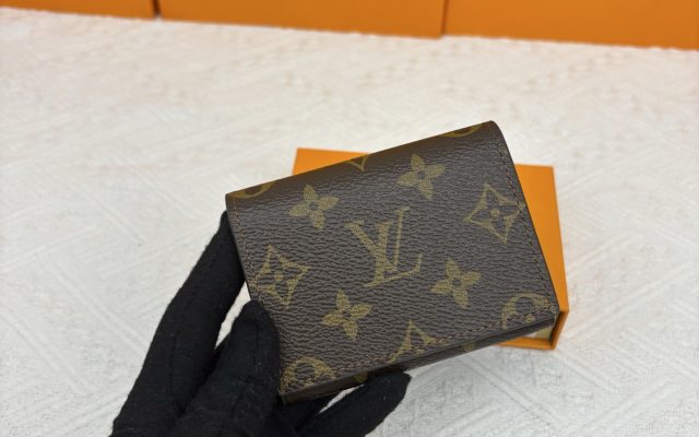 モノグラム系財布を服に合わせるなら見るべき3点