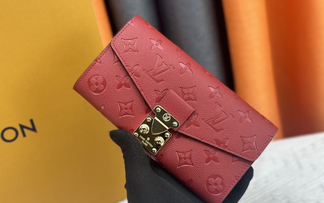 通勤で使いやすいLOUIS VUITTONの財布を写真で確認