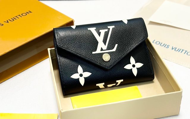通勤で使いやすいLOUIS VUITTONの財布を写真で確認