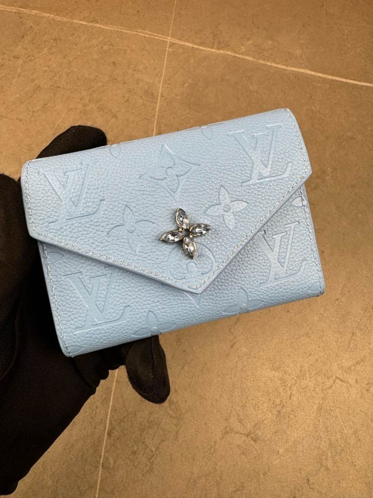 LOUIS VUITTONの財布は週末の荷物でどう見えるか