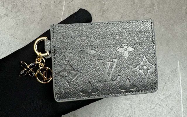 通勤で使いやすいLOUIS VUITTONの財布を写真で確認