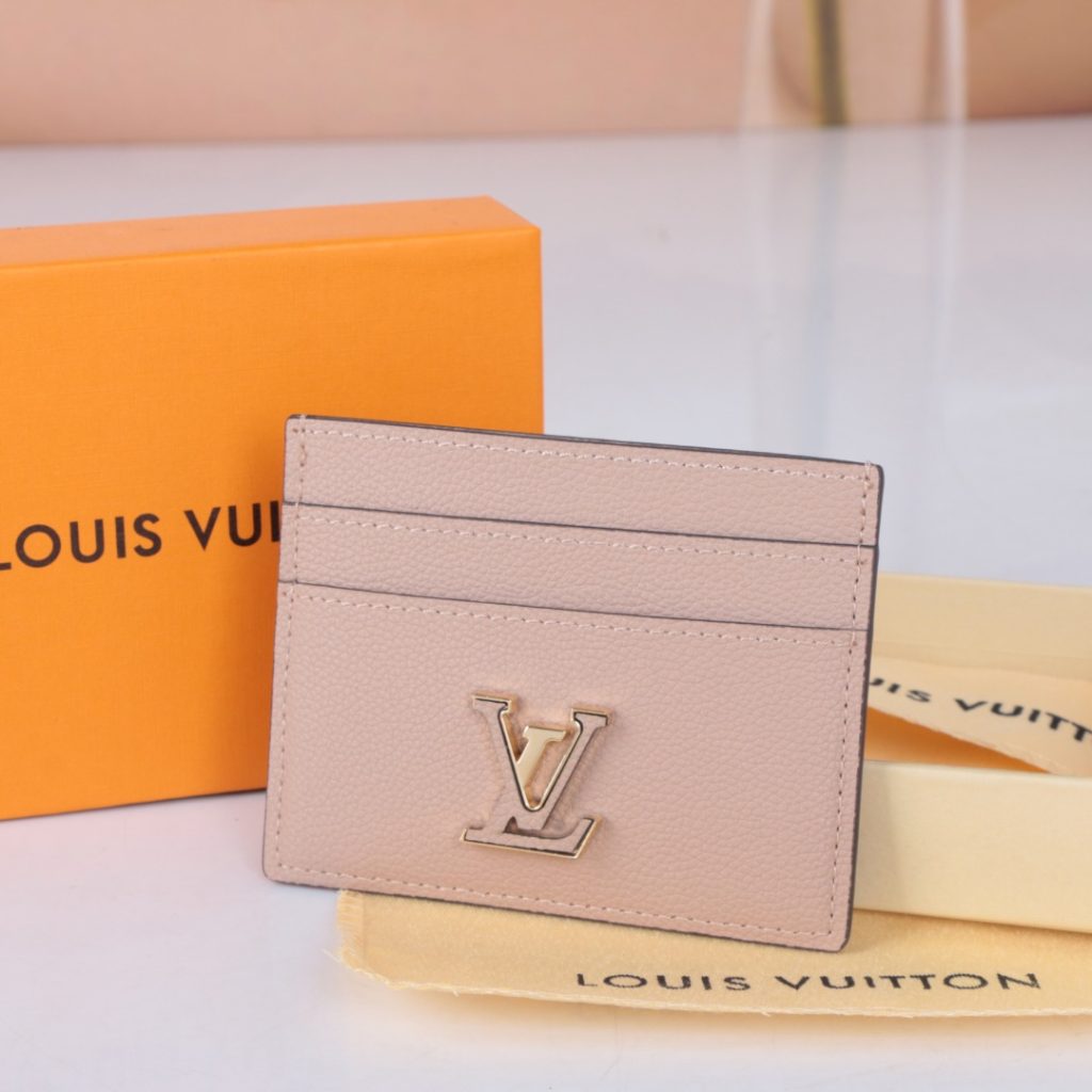 通勤で使いやすいLOUIS VUITTONの財布を写真で確認