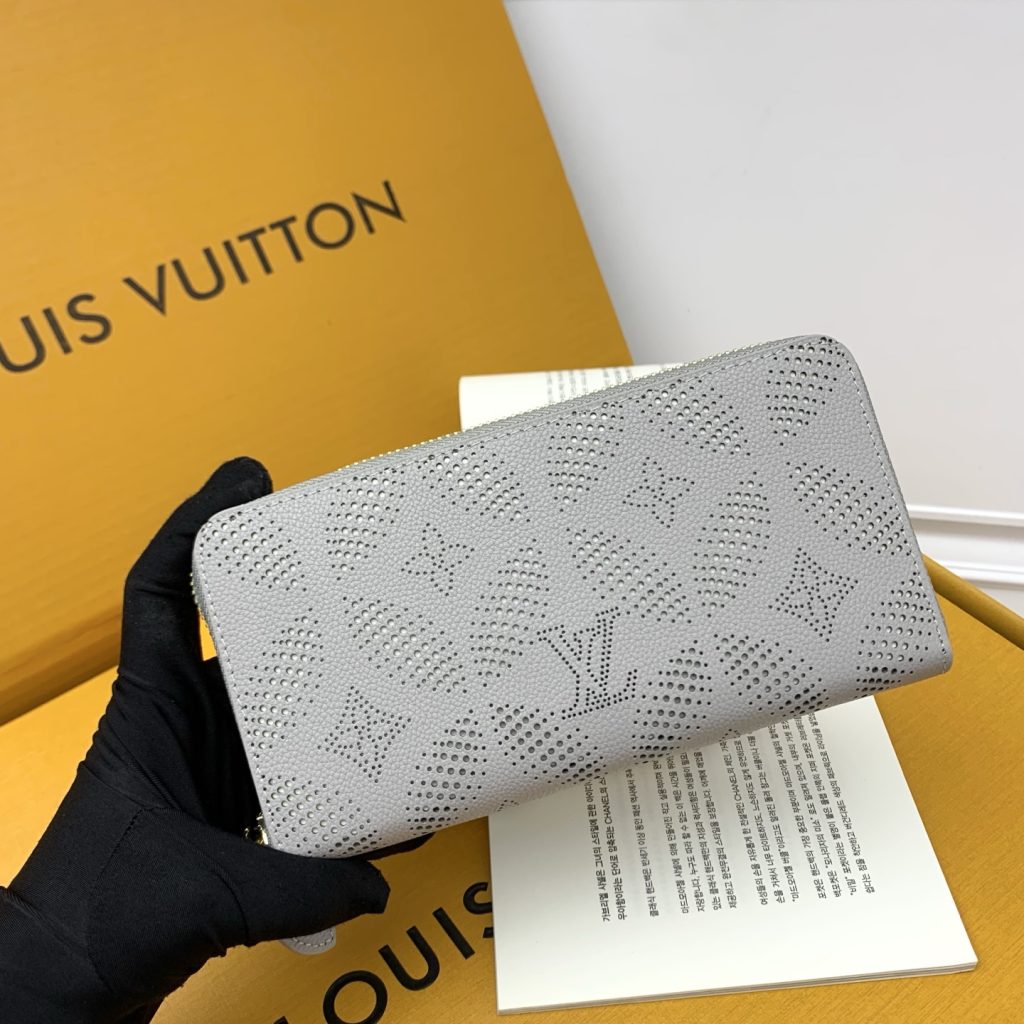ルイ・ヴィトン モノグラムキャンバス 上品な長財布 財布・小物｜ランチの日に写真で選び方を確認