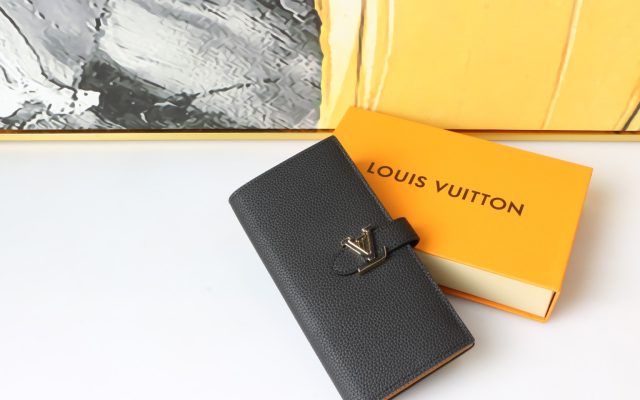 通勤で使いやすいLOUIS VUITTONの財布を写真で確認