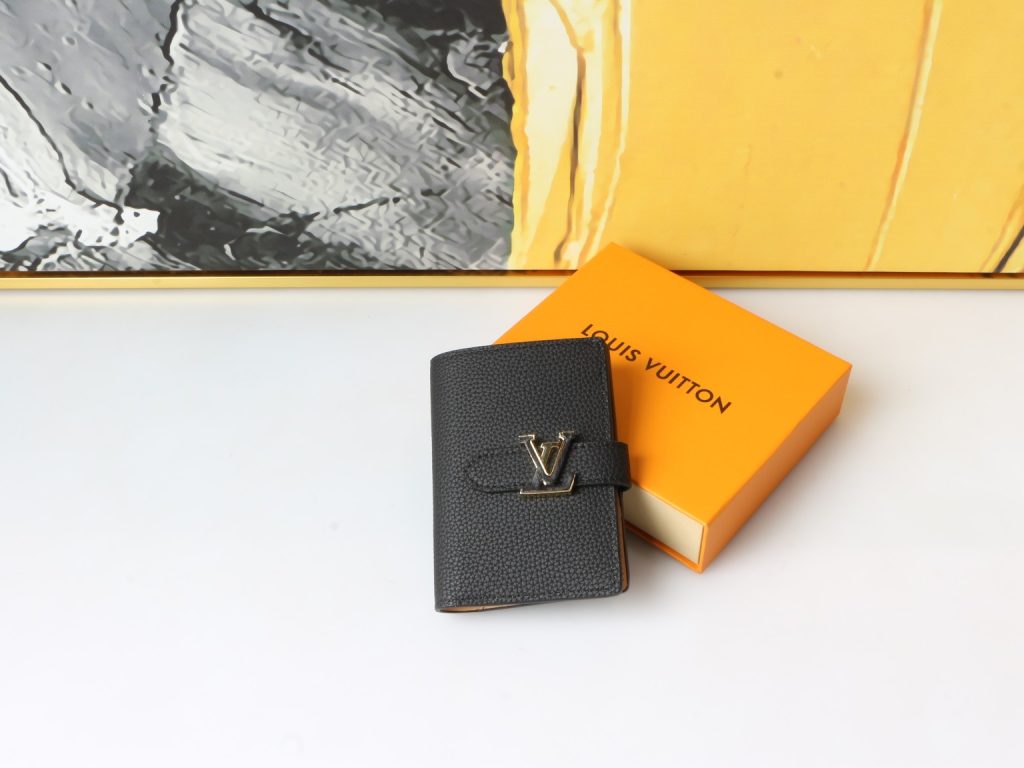LOUIS VUITTONの財布はカフェに寄る日の荷物でどう見えるか