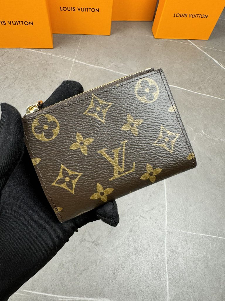 カフェに寄る日で使うLOUIS VUITTONの財布は角の印象が気になる