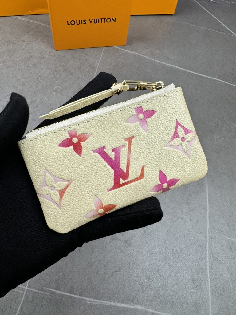 ルイ・ヴィトン モノグラムキャンバス 上品な長財布 レディース｜旅行に使いやすい財布・小物を写真で確認