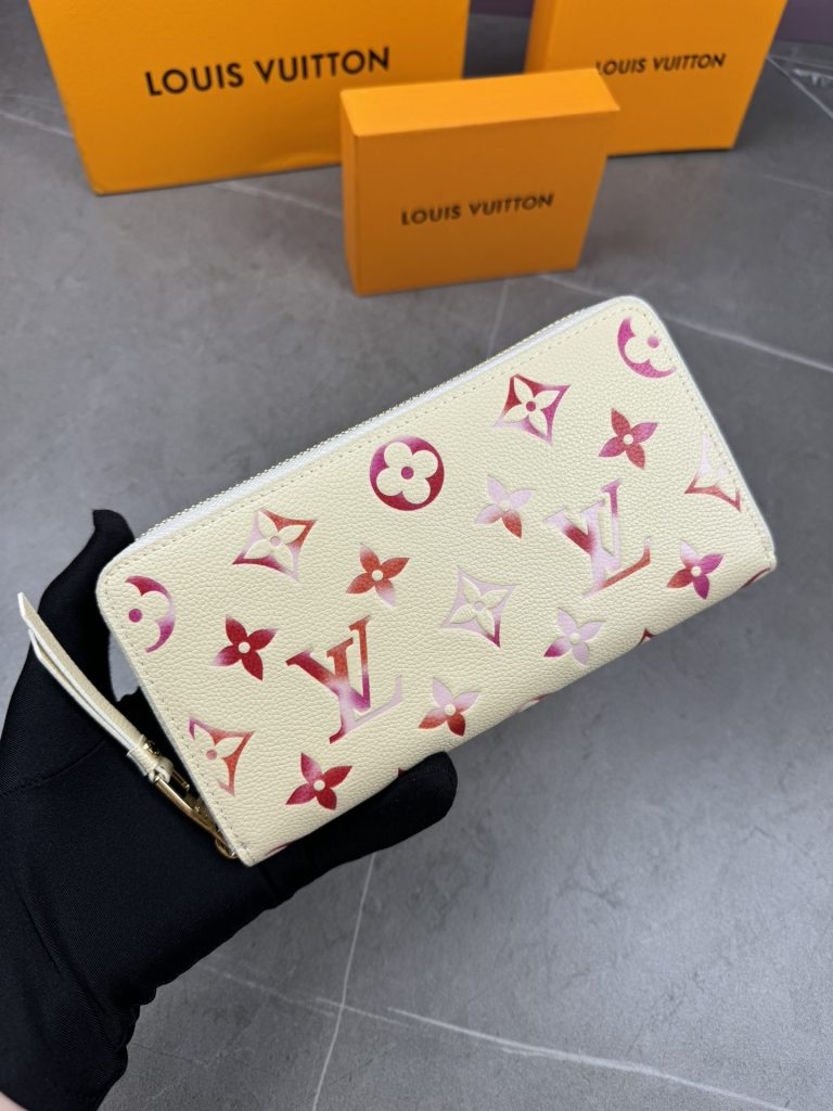 ルイ・ヴィトン モノグラムキャンバス 上品で収納力 財布・小物｜ランチの日に写真で選び方を確認