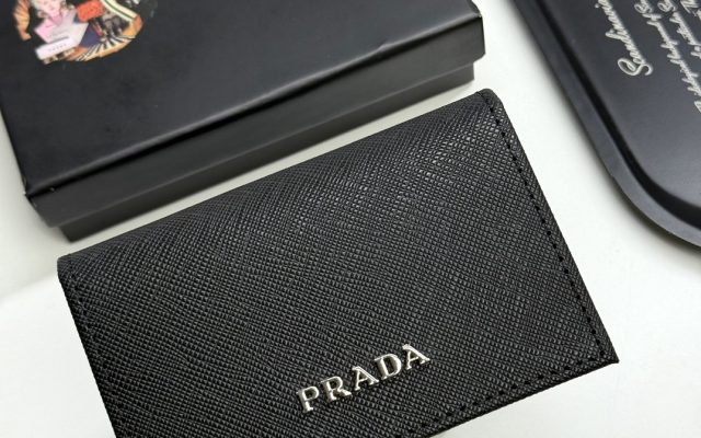 通勤で使いやすいPradaの財布を写真で確認