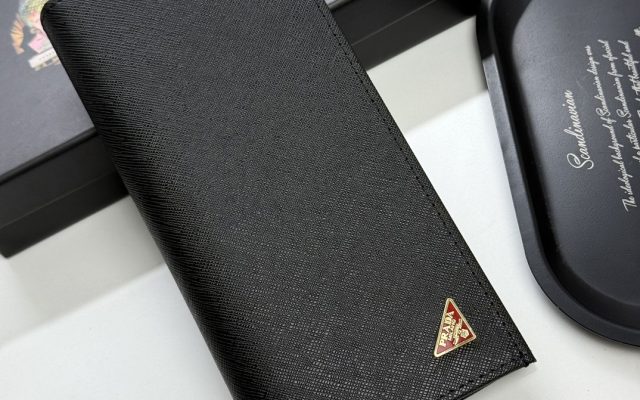 通勤で使いやすいPradaの財布を写真で確認
