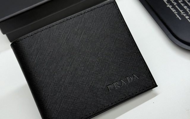 物価高でも選びやすい財布：Pradaを自然に取り入れる