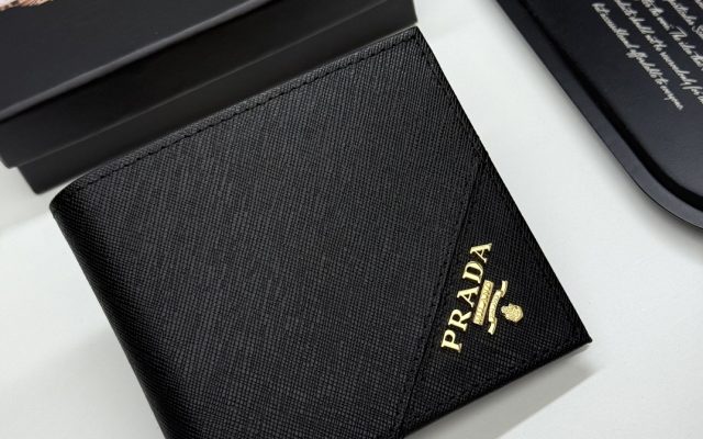 通勤目線で見るPradaの財布の印象