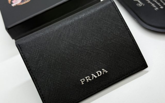 通勤で使いやすいPradaの財布を写真で確認
