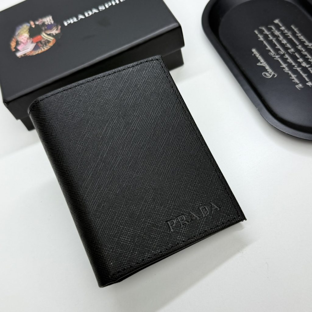 旅行の移動で邪魔になりにくいPRADAの財布