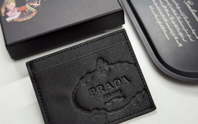 物価高でも選びやすい財布：Pradaを自然に取り入れる