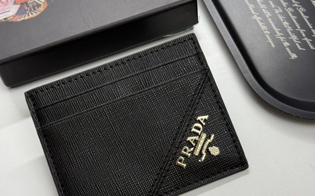 通勤目線で見るPradaの財布の印象