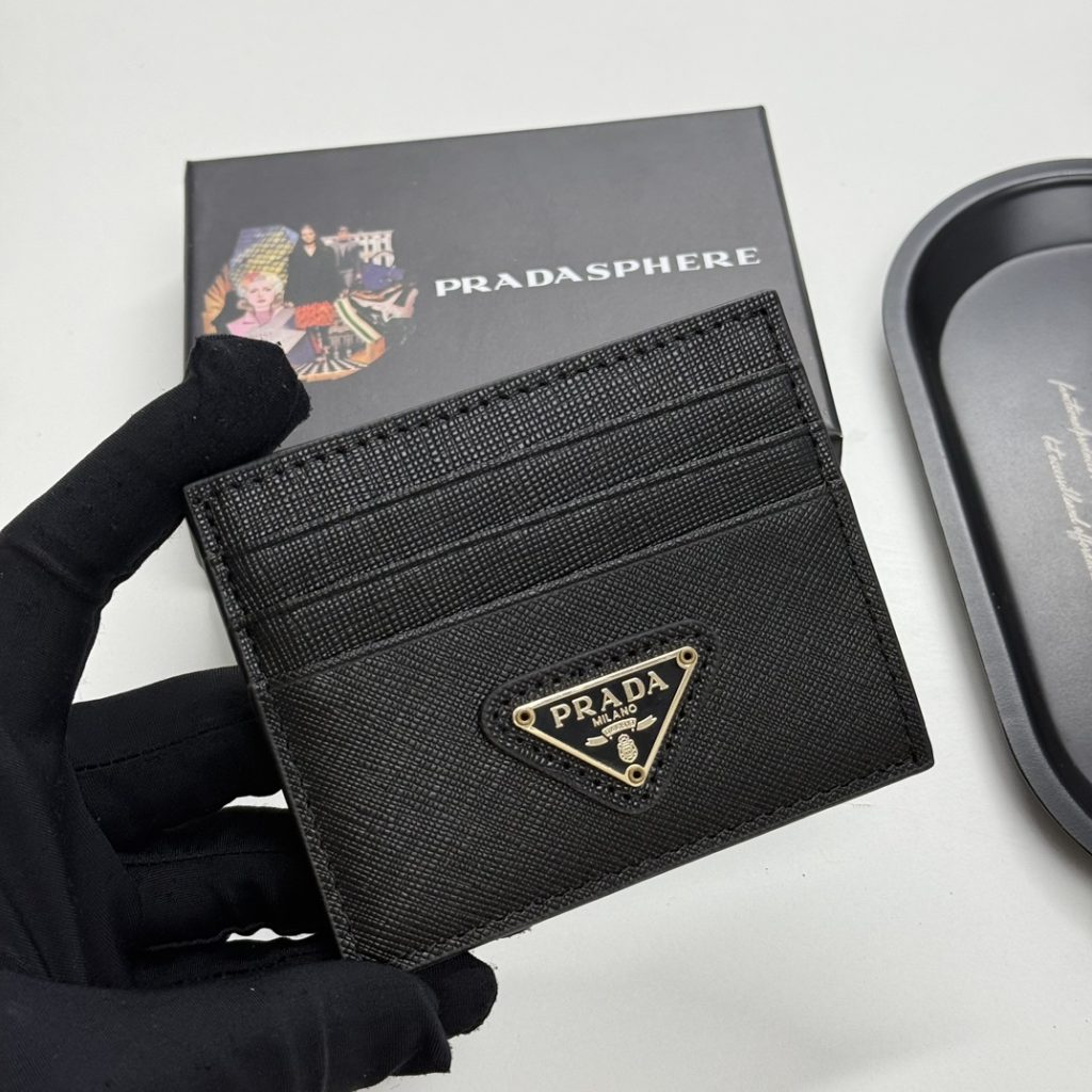 Pradaの財布を予算内で探す前に見るモノグラムのポイント
