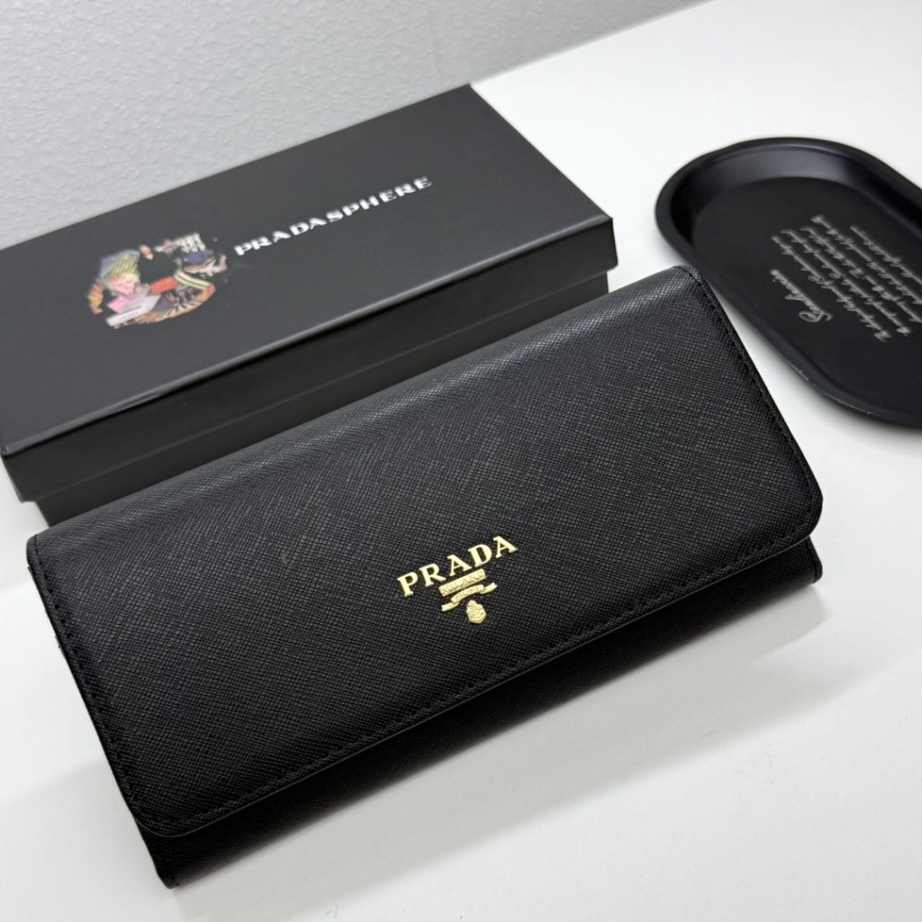 プラダ モノグラムキャンバス 上品な長財布 レディース｜ランチに使いやすい財布・小物を写真で確認