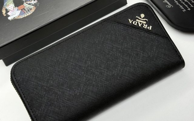 物価高でも選びやすい財布：Pradaを自然に取り入れる