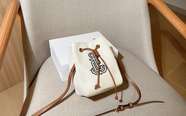 物価高でも選びやすいショルダーバッグ：CELINEを自然に取り入れる