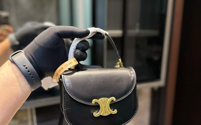 ブラック系ショルダーバッグを服に合わせるなら見るべき3点
