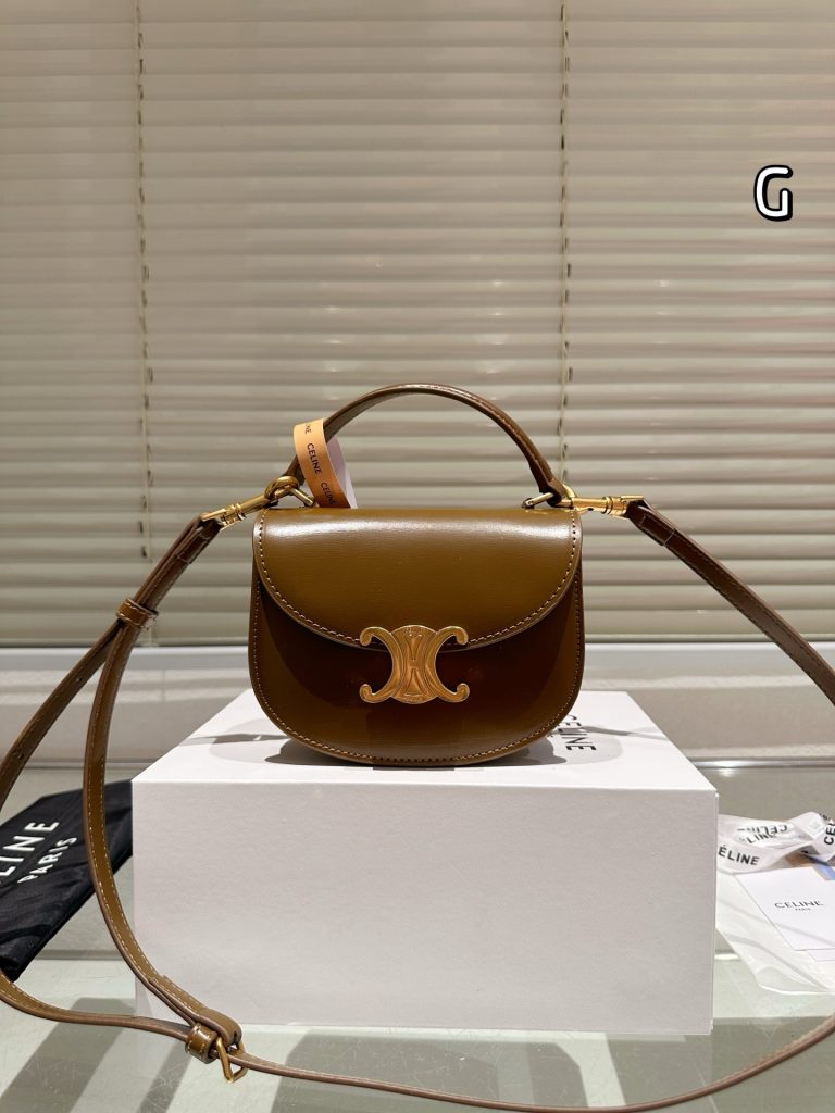カフェに寄る日の服に合わせるならCELINEのバッグは上着との相性重視