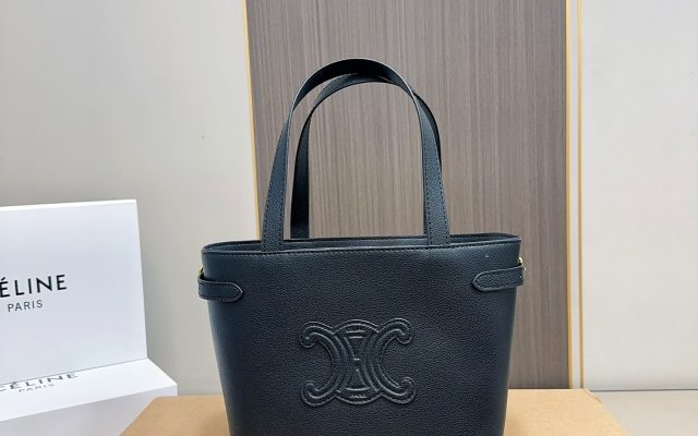 通勤で使いやすいCELINEのショルダーバッグを写真で確認
