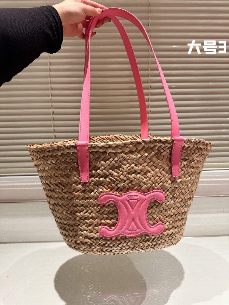 セリーヌ ショルダーバッグ 上質なモノグラムキャンバス｜週末に毎日に合わせるポイント