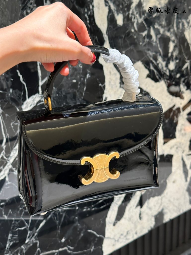 セリーヌ ショルダーバッグ 上質なレザーと洗練されたデザイン｜仕事帰りに使いやすさを写真で整理