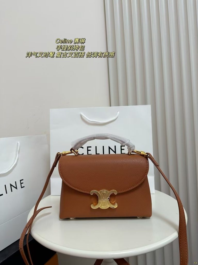 通勤で使いやすいCELINEのショルダーバッグを写真で確認