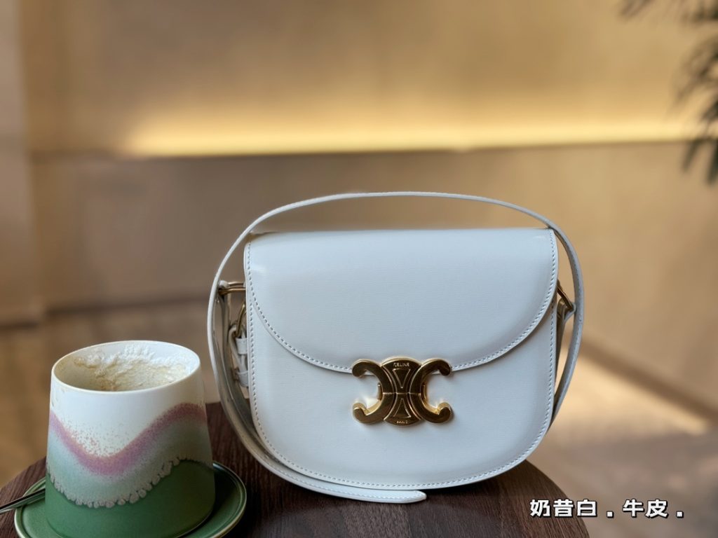 雨の日の日、CELINEのバッグは歩く時の収まりで差が出る
