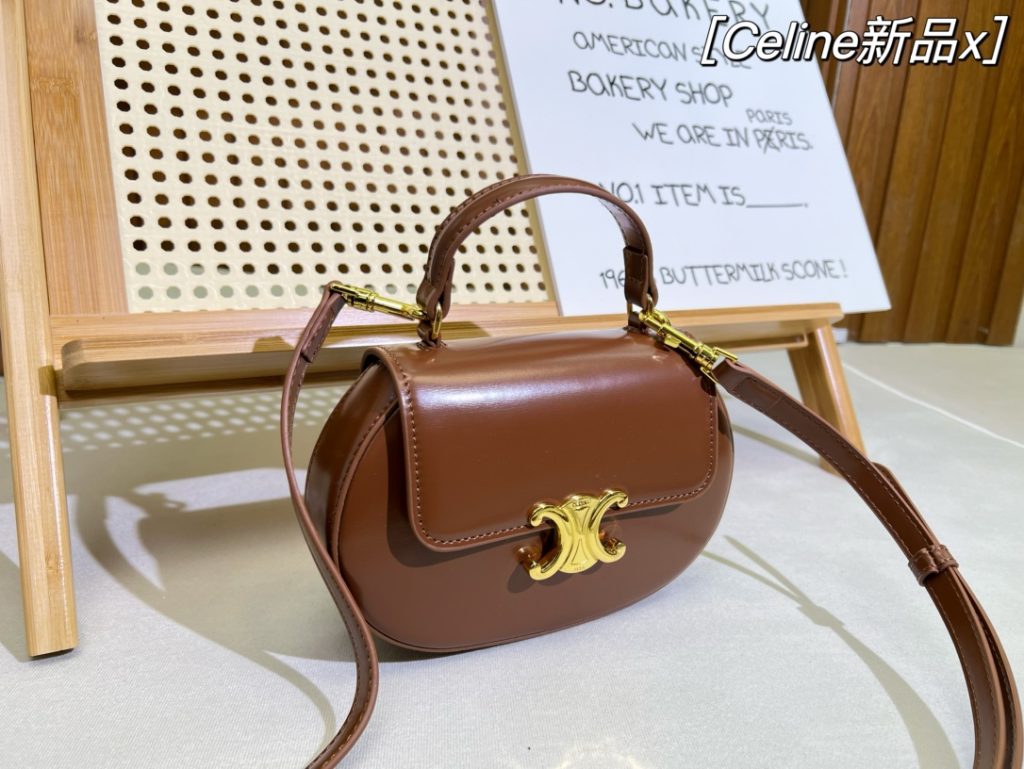 セリーヌ ショルダーバッグ 上質なレザーと洗練されたデザイン レディース向け｜カフェに使いやすいバッグを写真で確認