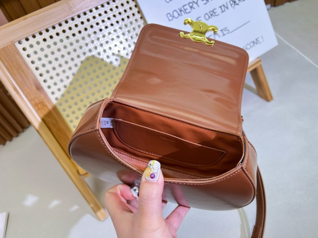 セリーヌ ショルダーバッグ 上質なレザーと洗練されたデザイン レディース向け ギフトにも最適 - 画像 8